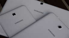 Srovnání velikostí Samsung Galaxy Tab tvrté generace ze zadu