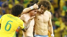 DOBOJOVÁNO! Úspnjí braziltí fotbalisté Marcelo a David Luiz utují...