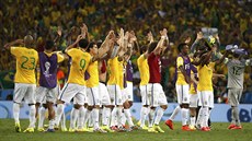 POSTUPUJEME! Brazilští fotbalisté oslavují postup do semifinále mistrovství...