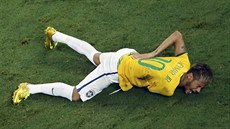 ZRANĚNÁ HVĚZDA. Brazilský útočník Neymar se drží za záda, do nichž před pár...