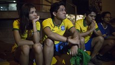 RADOST VYSTÍDAL SMUTEK. Braziltí fanouci ekají ped nemocnicí ve Fortaleze,...