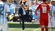 Argentinský trenér Alejandro Sabella zpracovává míč, který k němu přiletěl z...