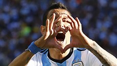 Argentinský ofenzivní záloník Ángel di María se raduje z gólu v osmifinále...