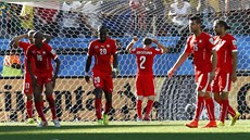 Zklamaní výcartí fotbalisté po inkasovaném gólu v osmifinále mistrovství svta