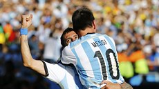 Argentinský kapitán Lionel Messi gratuluje Ángelovi di Maríovi ke vstřelenému...