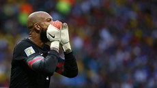 Americký branká� Tim Howard diriguje své spoluhrá�e.