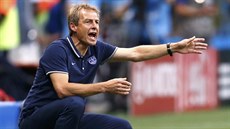 Trenér americké reprezentace Jürgen Klinsmann diriguje své svence.