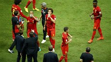 Belgití fotbalisté se oberstvují bhem osmifinále mistrovství svta.
