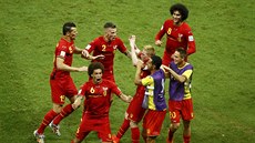 Belgičtí fotbalisté se radují z gólu v osmifinále mistrovství světa.