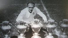 Fotbalista Alfredo di Stéfano v dresu Realu Madrid a s p�ti poháry za vít�zství...