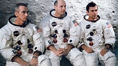 Zleva: pilot lunárního modulu Eugene Cernan, velitel Thomas Stafford a pilot...