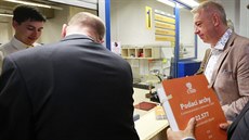 Bohuslav Sobotka práv� na po�t� podal 22 577 dopis� k vnitrostranickému referendu �SSD.