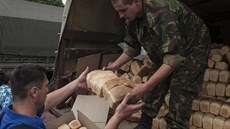 Ukrajintí vojáci rozdávají jídlo obyvatelm Slavjansku. Msto, které vládní...