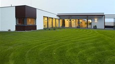 Pohled do atria. Hladkou �edobílou fasádu zakon�uje náro�í s rohovým oknem a