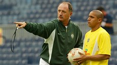 Roberto Carlos na 12 let starém snímku poslouchá pokyny brazilského koue Luize...