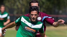 Jablonecký obránce José Antonio Romera v souboji s jedním z varnsdorfských...