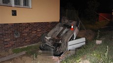 Siln� opilá �idi�ka nezvládla �ízení a po kolizi s betonovou hranou mostku...