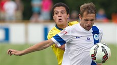 Liberecký fotbalista Jan Mudra (vpravo) si kryje míč před Patrickem Da Silvou z...