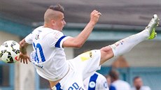 Liberecký fotbalista Michal Obročník letí vzduchem během duelu s Bröndby Kodaň.