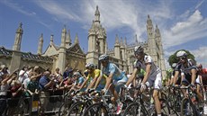Start tetí etapy Tour de France ped cambridgeskou King´s College. Ve lutém...