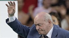 Alfredo di Stéfano zdraví fandy Realu Madrid bhem slavnostního uvítání...