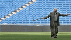 Alfredo di Stéfano taní po trávníku stadionu Santiago Bernabeu v Madridu.