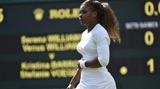 BOLÍ MĚ BŘICHO. Serena Williamsová se drží za břicho, zřejmě ji trápí nevolnost.