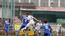 KAPITÁN VE VZDUCHU. Úto�ník Nových Sad� Vilém Papica (�íslo 8) se umí po�ádn�...