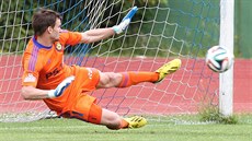 Jihlavský gólman Jan Hanu zasahuje.