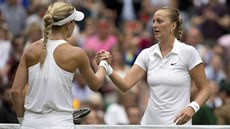 Wimbledonská vítzka Petra Kvitová (vpravo) se zdraví s poraenou Eugenií...