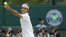 Roger Federer se pipravuje na podání ve wimbledonském finále proti Novaku
