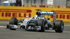 Britský pilot Lewis Hamilton projíždí tratí Velké ceny Británie na okruhu...