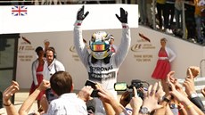 VÍTZ. Lewis Hamilton slaví triumf v domácí Velké cen Británie.
