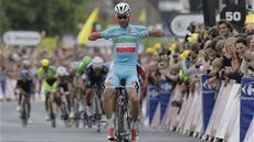 Lídr Astany Vincenzo Nibali slaví vítzství v druhé etap Tour de France. 