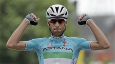 VÍTZ. Vincenzo Nibali z Astany vítzí ve druhé etap Tour de France. 