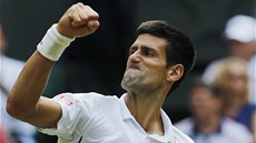 Novak Djokovič se raduje po úspěšné výměně ve wimbledonském finále proti Rogeru