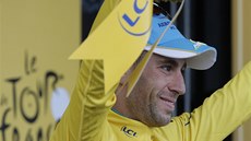 POPRVÉ VE ŽLUTÉM. Italský cyklista Vincenzo Nibali se po vítězství ve druhé