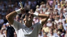 OPRAVDU? Novak Djokovič nemůže uvěřit, že podruhé vyhrál Wimbledon. 