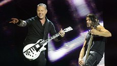 James Hetfield (vlevo) a Robert Trujillo z americké metalové skupiny Metallica,...