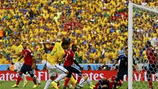 GÓL PO ROHU V 7. MINUT. Brazilský stoper a kapitán Thiago Silva posílá svj...
