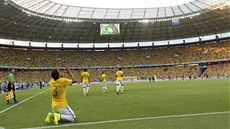 DÍKY BOHU ZA TEN GÓL! Brazilec Thiago Silva po své trefě do kolumbijské sítě.