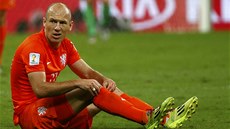 FAULOVANÝ. Nizozemský útočník Arjen Robben během zápasu s Kostarikou.