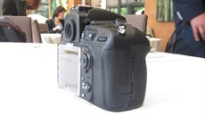 Nová digitální zrcadovka Nikon D810 nově zvládne souběžně zaznamenat data na...