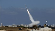 Nkteré stely vypálené hnutím Hamás na izraelské území zachytil protiraketový...