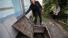 Obyvatel východoukrajinského Doncku ukazuje dvíka do sklepa, který mu slouil