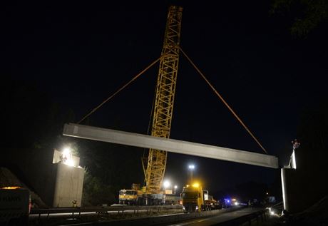 Nosníky u díve stavbai pokládali napíklad na 43. kilometru D1.