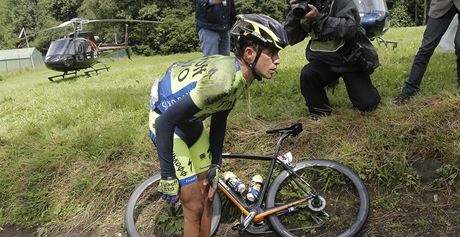 JE KONEC. panlsk cyklista Alberto Contador ml v 10. etap Tour de France