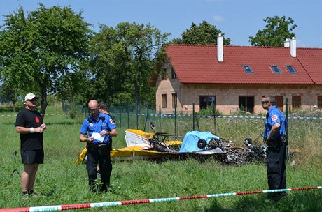 U Kromíe spadlo pi závodech letecké akrobacie malé letadlo.