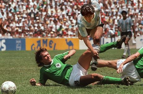 Argentisk zlonk Diego Maradona prochz nmeckou obranou ve finle MS 1986...