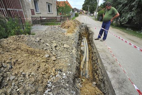 Vandal poniil nový teplovod v áslavicích na Tebísku, který stál devt...